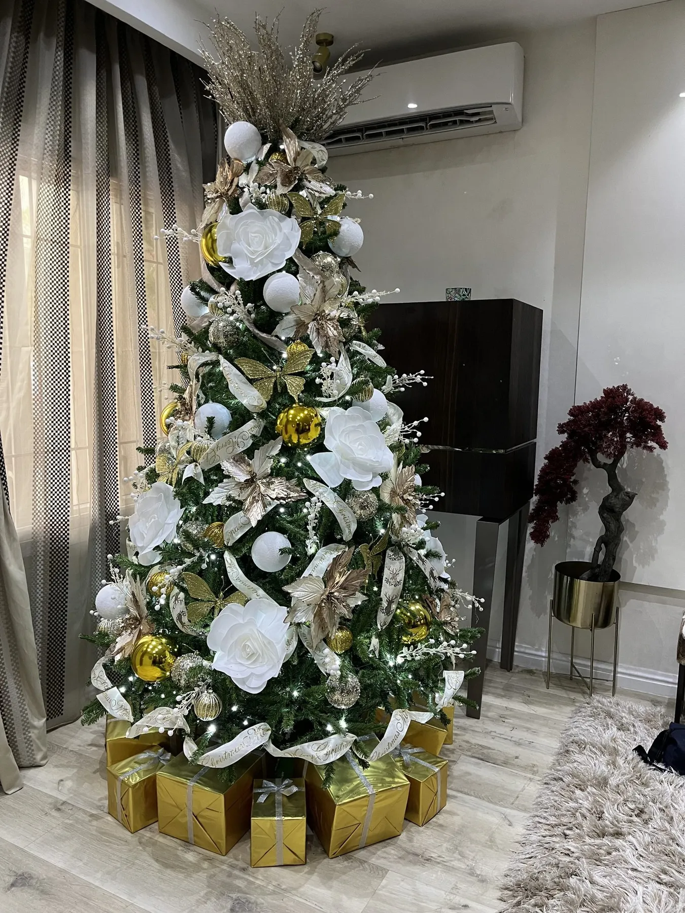 8ft Traditional Green Christmas Tree With White, Gold, Silver And Rose Gold Ornaments – The Gift & Christmas Company