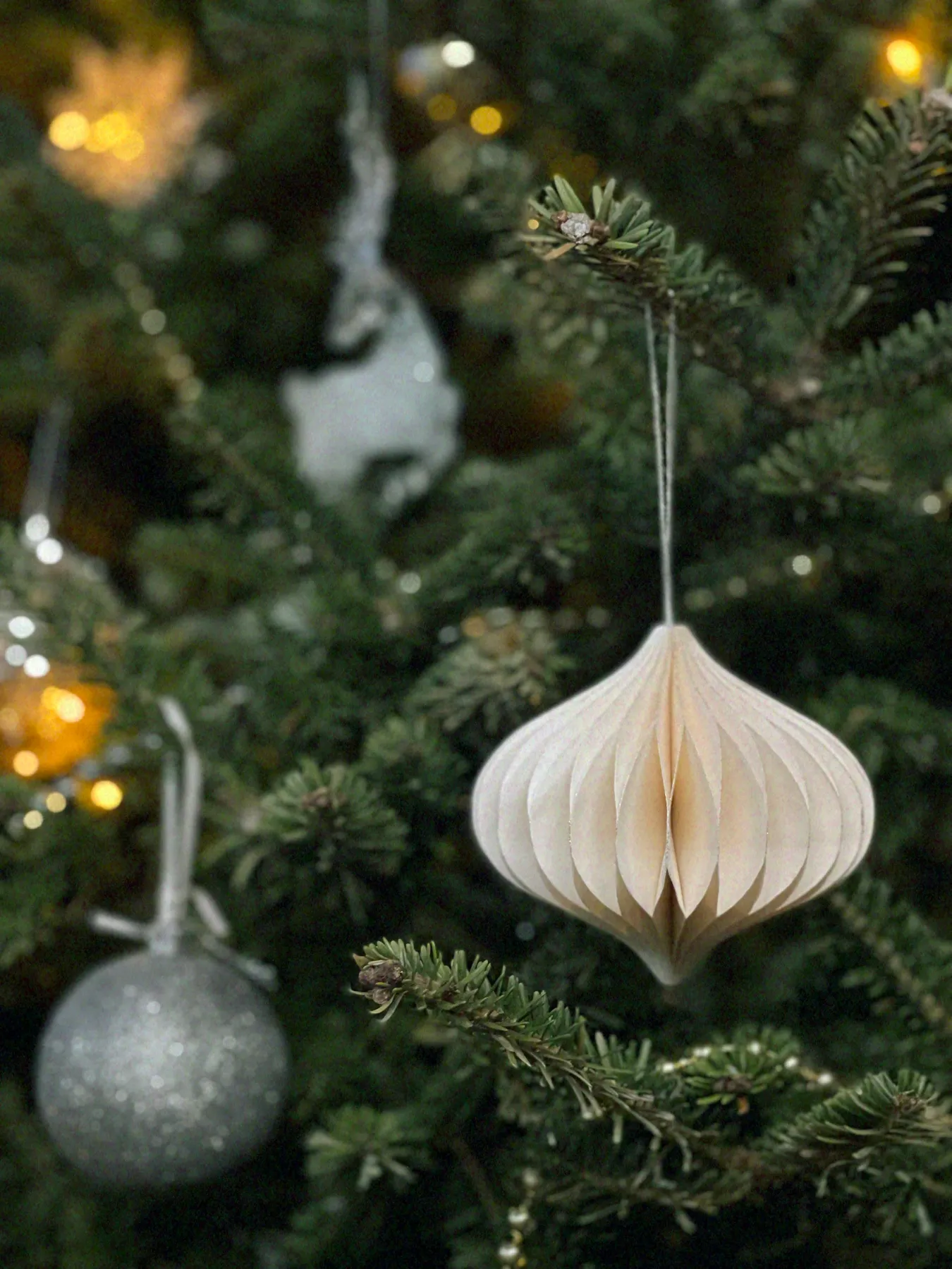 A close up of a christmas tree with ornaments - Free Photo on Unsplash