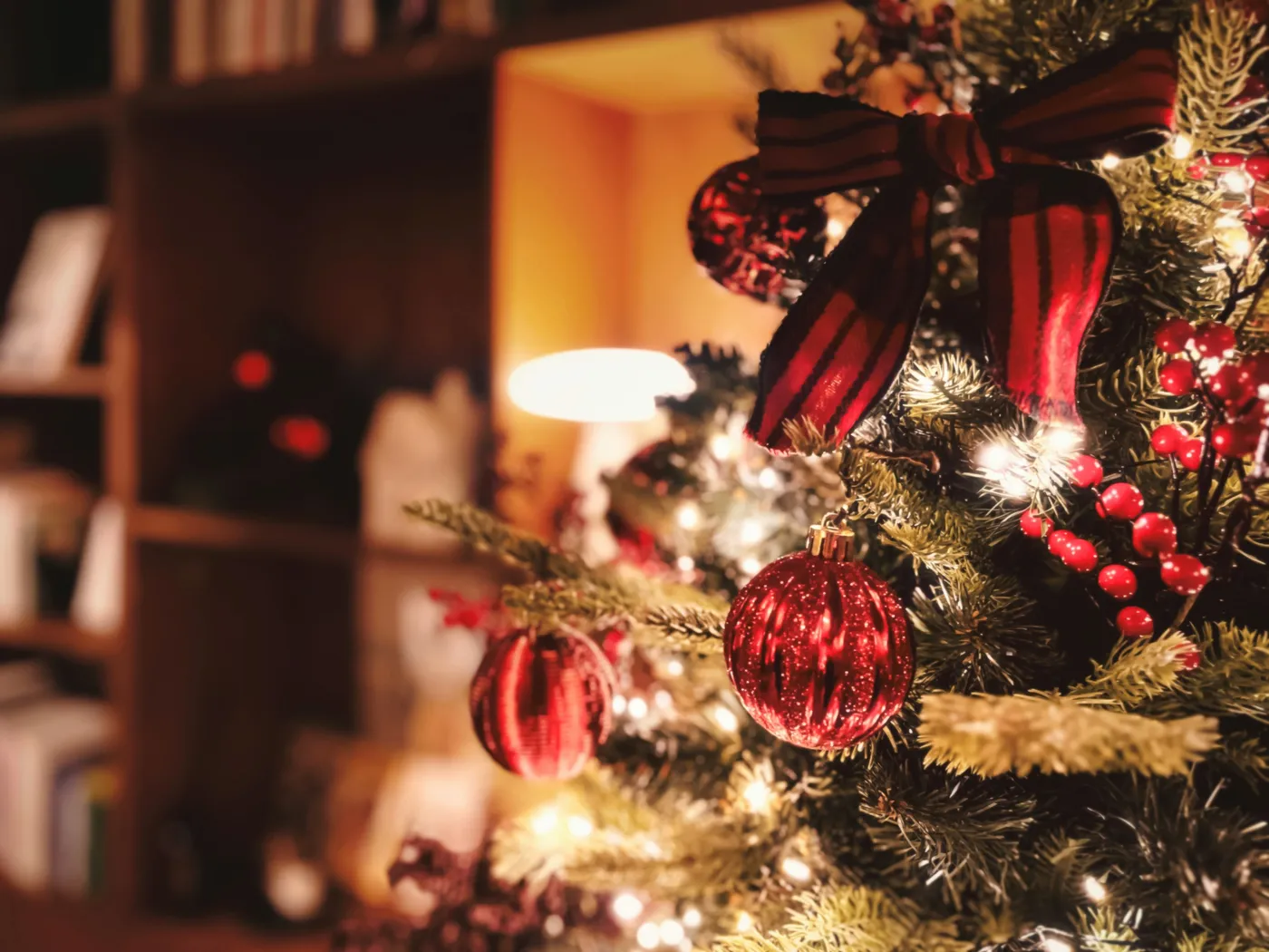 A decorated christmas tree in a living room
