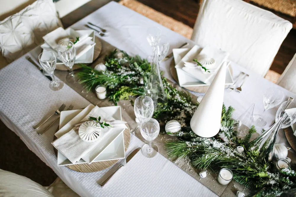 A SIMPLE CHRISTMAS TABLESCAPE | Living With Landyn
