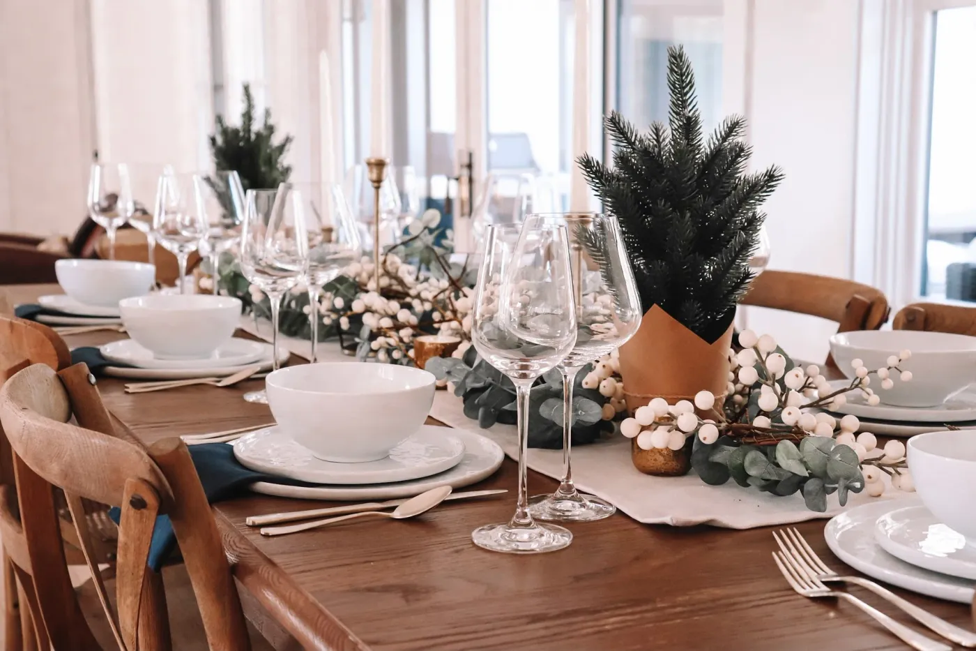 a simple, neutral holiday table setting — cerriously