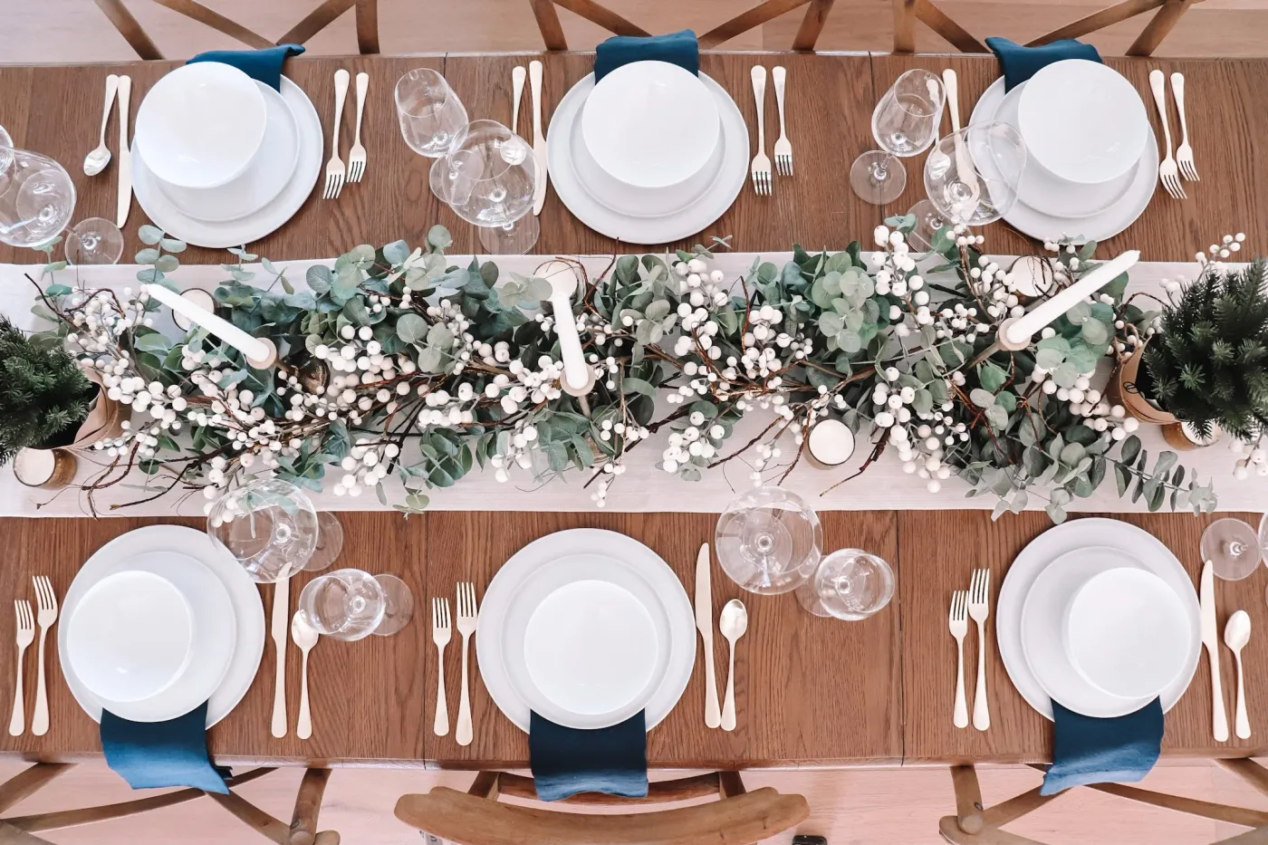 a simple, neutral holiday table setting — cerriously