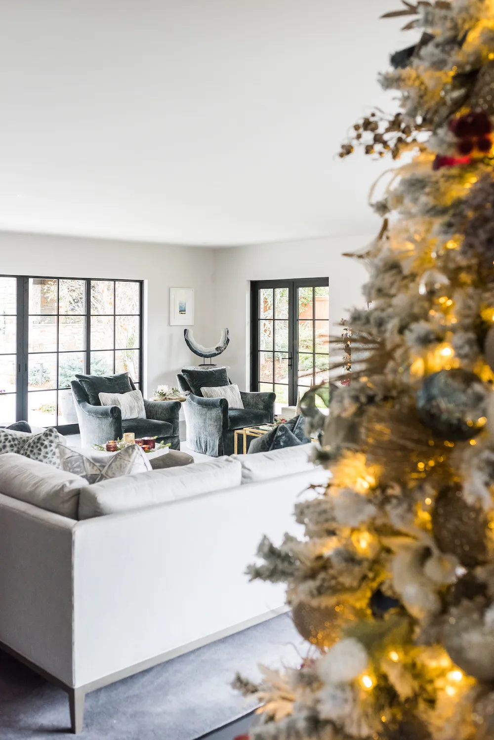 An Interior Designer Shares Tips For Holiday Decorating | The Everygirl