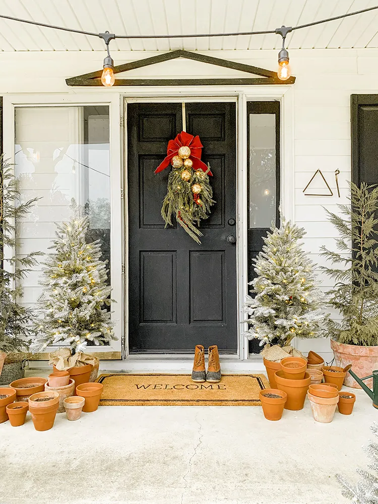 An Old Fashioned Christmas Front Porch Tour – It's A Wonderful Life Style |  We Lived Happily Ever After