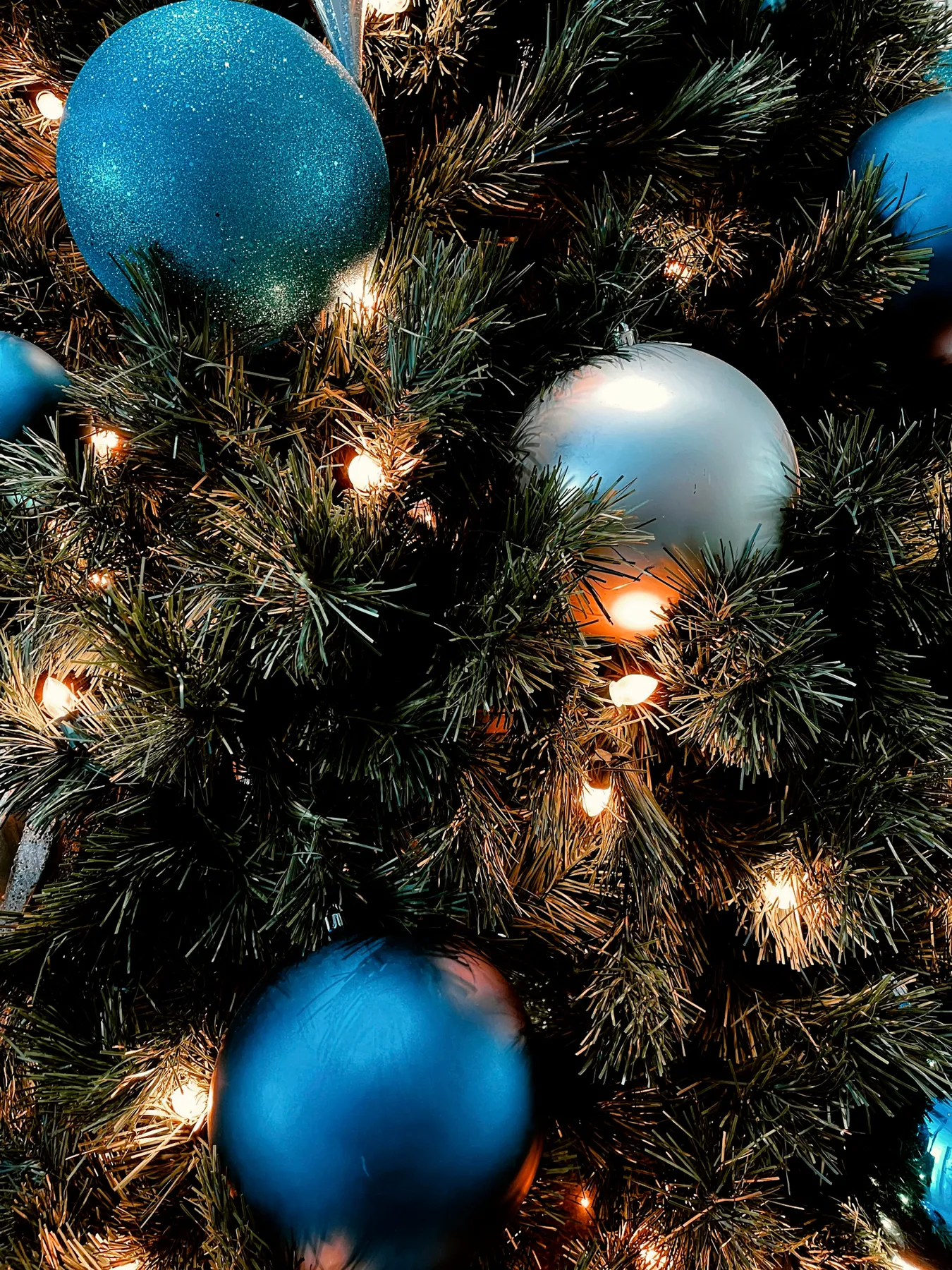 Blue and white baubles on christmas tree - Free Photo on Unsplash