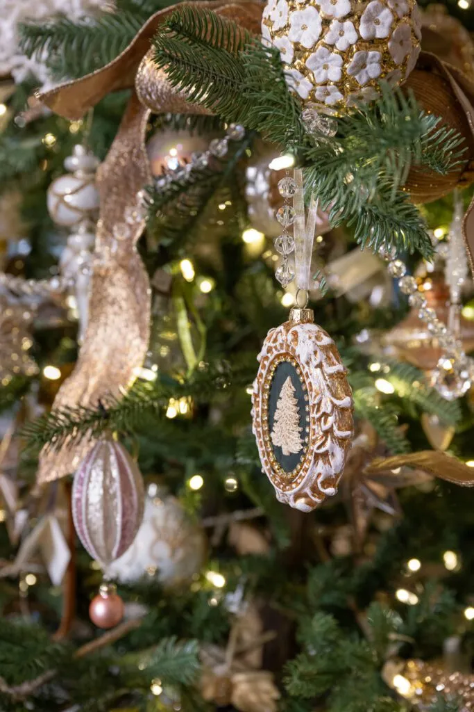 Cameo Christmas: A Timeless Holiday Elegance – Nell Hill's