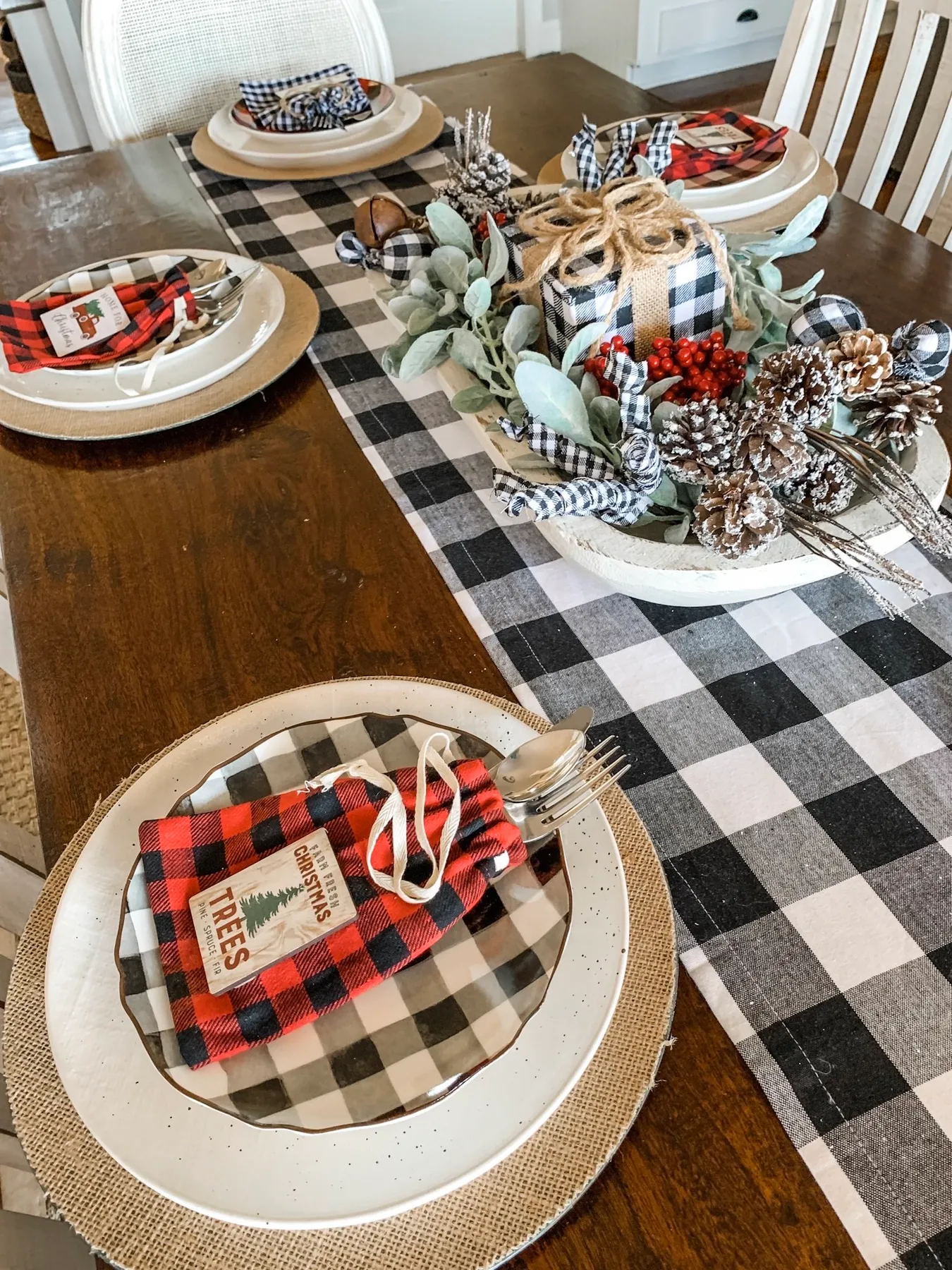 Casual Christmas table setting idea for a cute and simple look! - Wilshire Collections