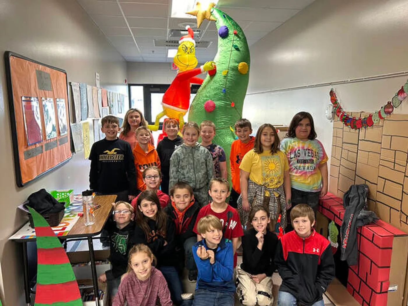 Chesaning Middle School livens up hallways with decorating c...