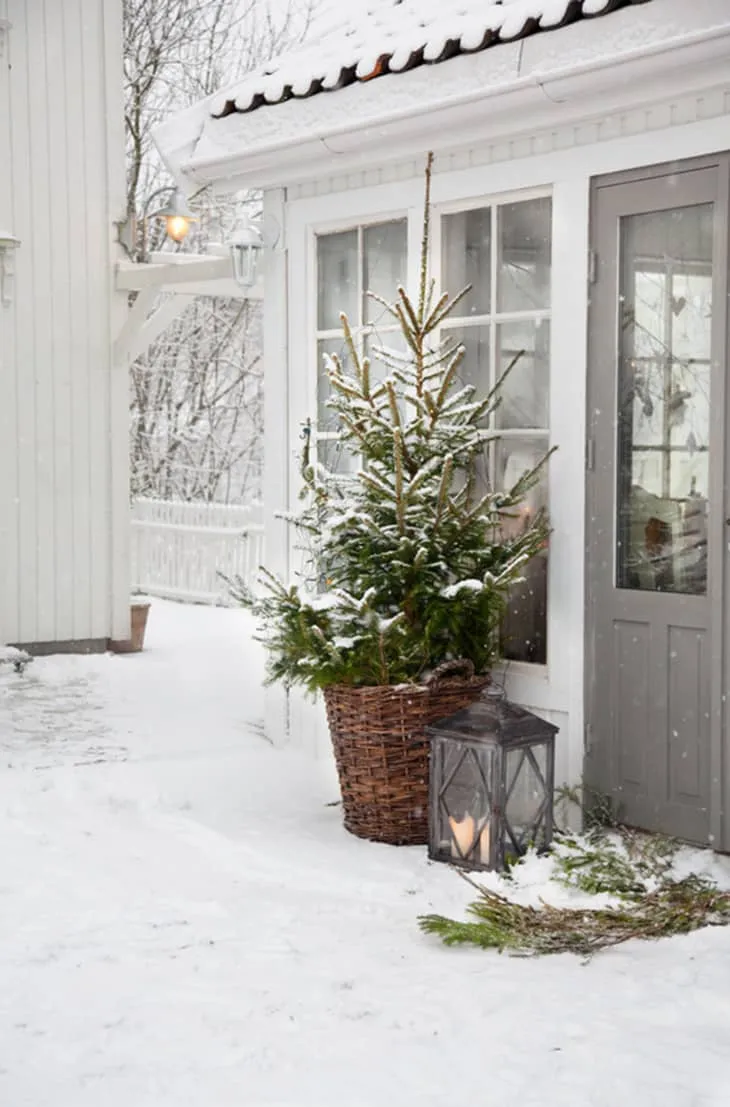 Chic Outdoor Christmas Decorating Ideas | Apartment Therapy