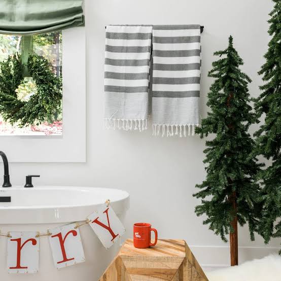 Christmas and Holiday Bathroom Decor Ideas | HGTV
