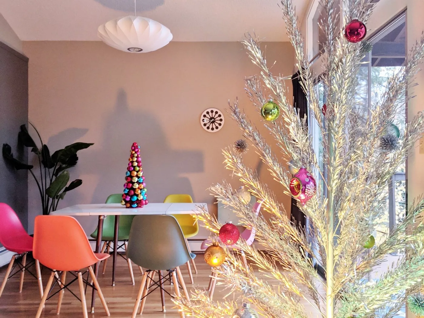 Christmas Decor Ideas Mid Century Modern Christmas Wreath Everything You  Need For A Mid-Century Modern Christmas
