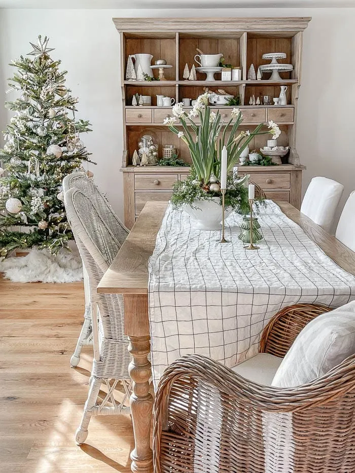 Christmas Dining Room | 2022 - Rooms For Rent blog