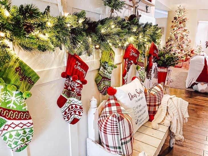 Christmas homes - Red, white and green Christmas decor - Farmhousehub