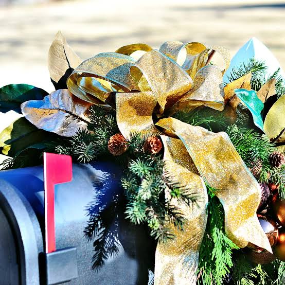 Christmas Mailbox Decorating | HGTV