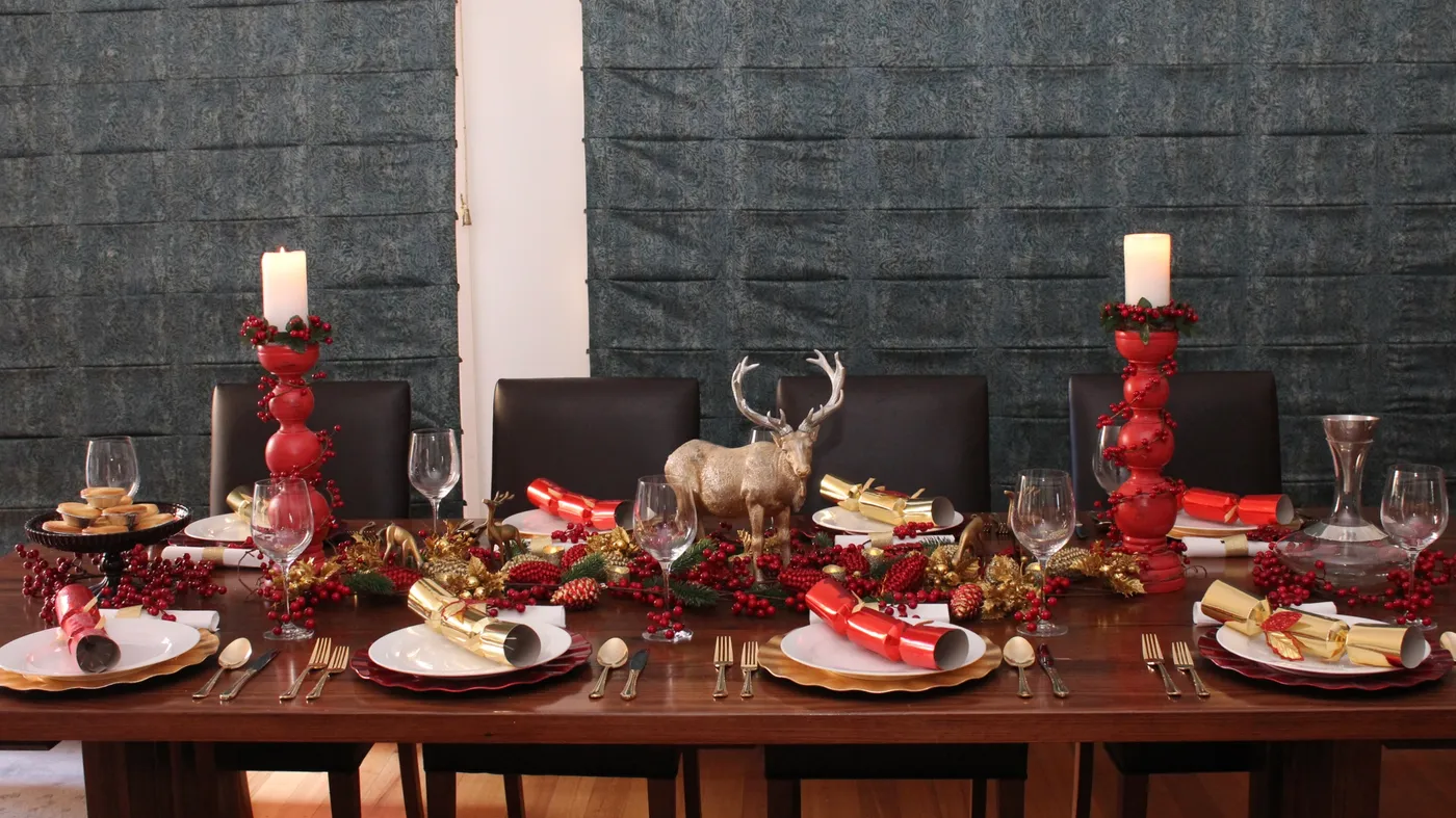 Christmas Table Setting Red and Gold Design — Blog — Chic Party Ideas
