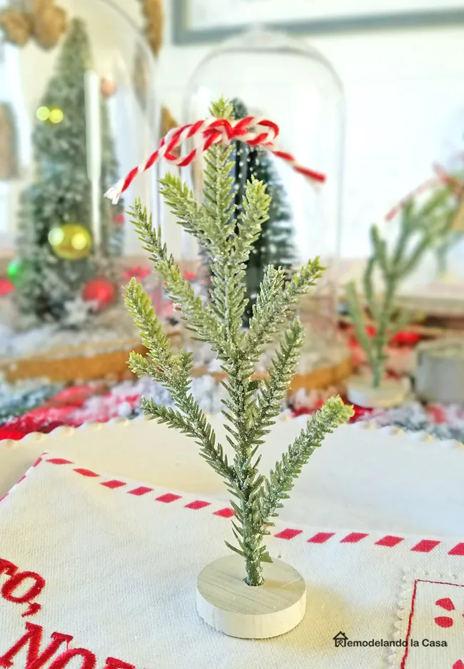 Christmas Tablescape with Little Tree Name Tags - Remodelando la Casa