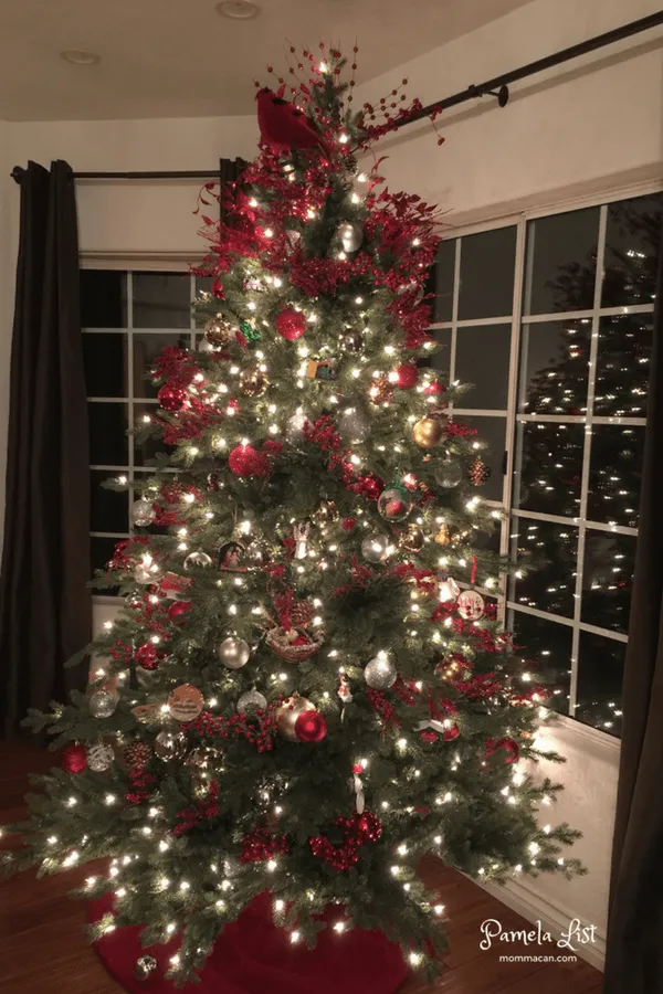christmas-tour-2016-mommacan-com-living-room-red-cardinal-christmas-tree-traditional-evening-photo  -