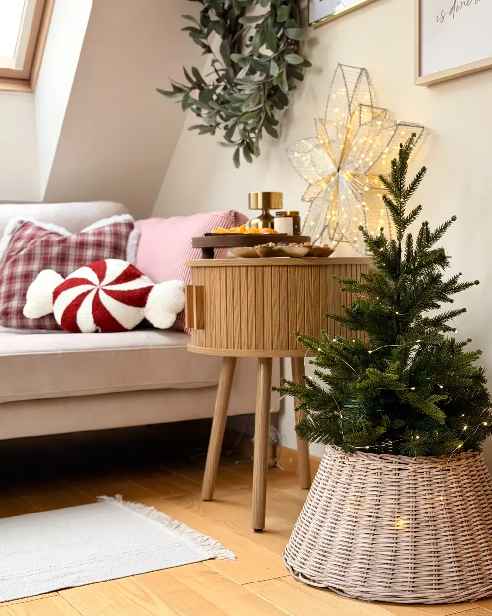 Christmas Tree Collar FLOCON Rattan Light Brown 47 cm - Beliani.pt