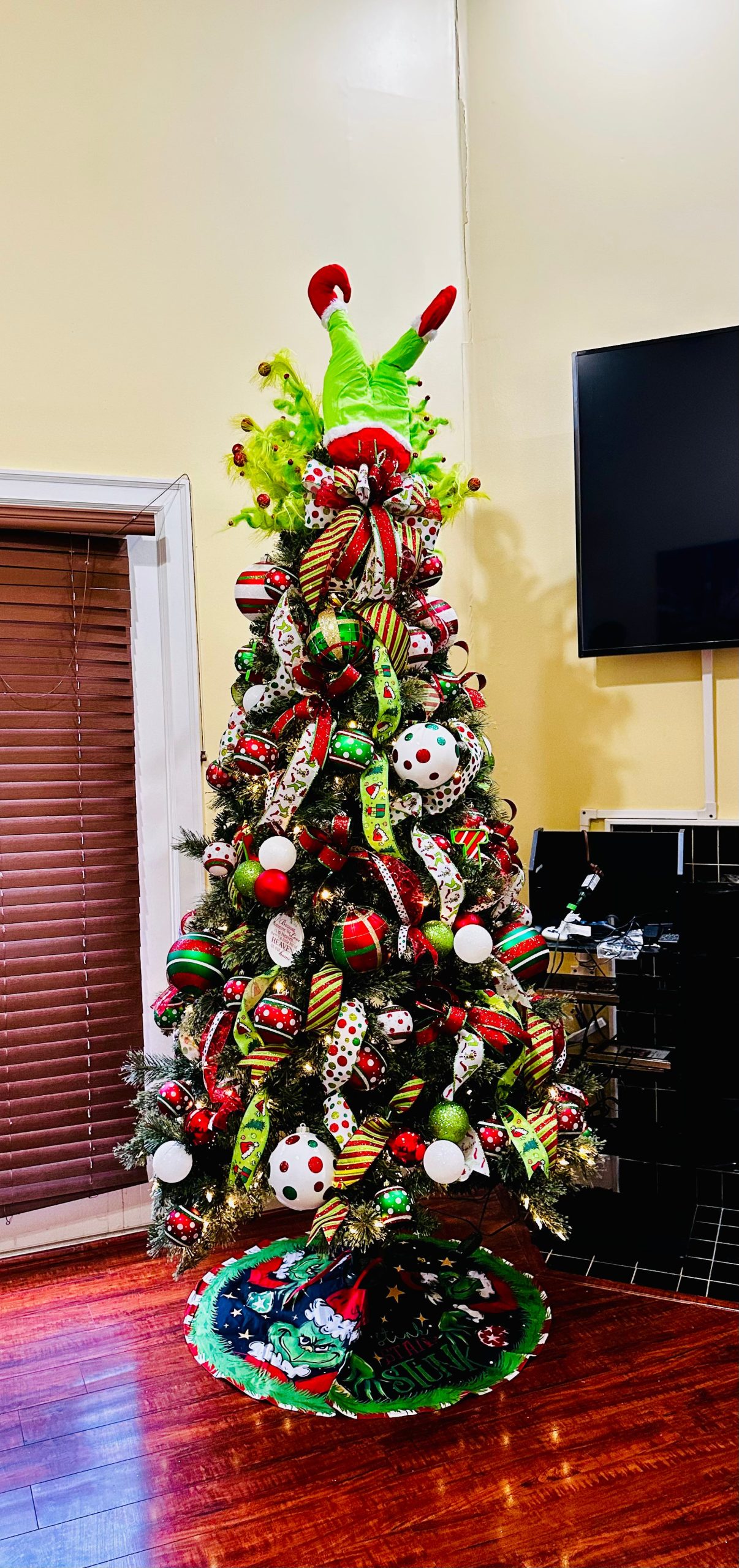 Christmas Tree Decorating- We come to you! – The Stompin' Grounds