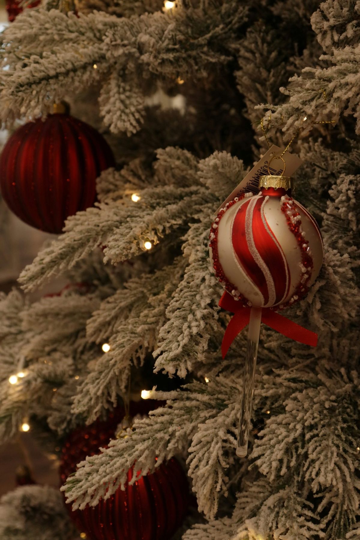 Close-up of a frosted christmas tree with ornaments - Free Photo on Unsplash
