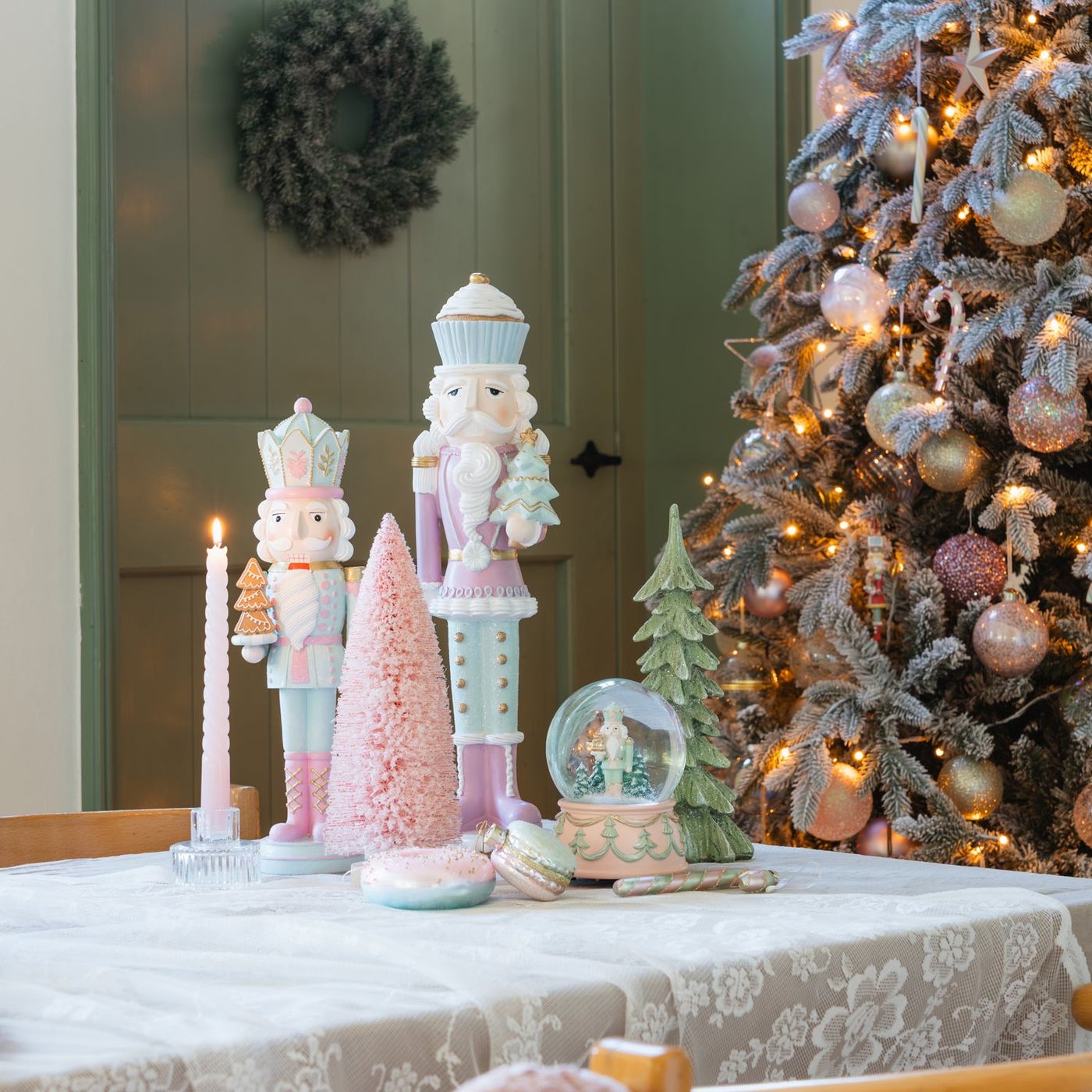 Colourful set with Nutcrackers, snow globe and mini tree