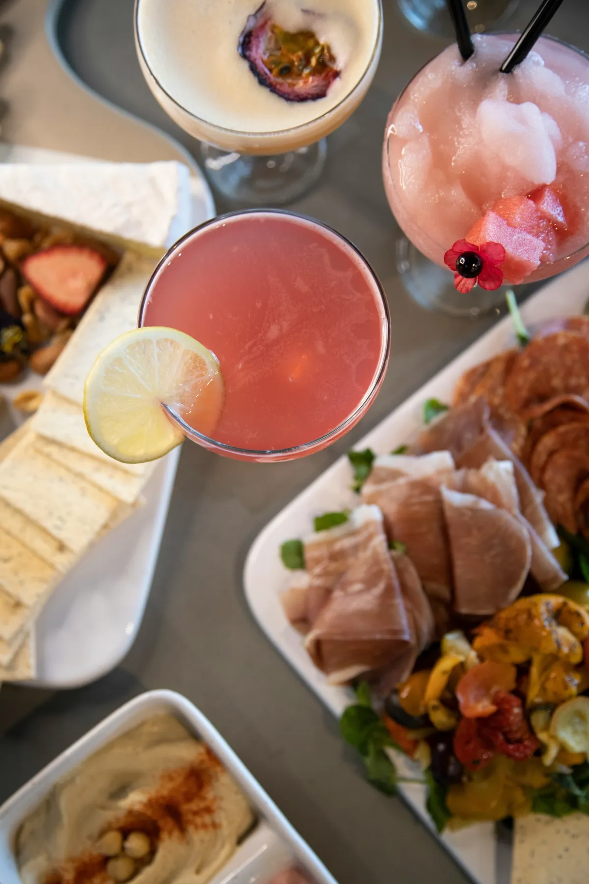 Cosmococktail with cranberry ice: a fun twist on the classic - Studiôme