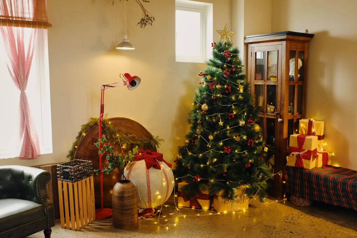 Cozy Christmas Interior with Decorated Tree · Free Stock Photo