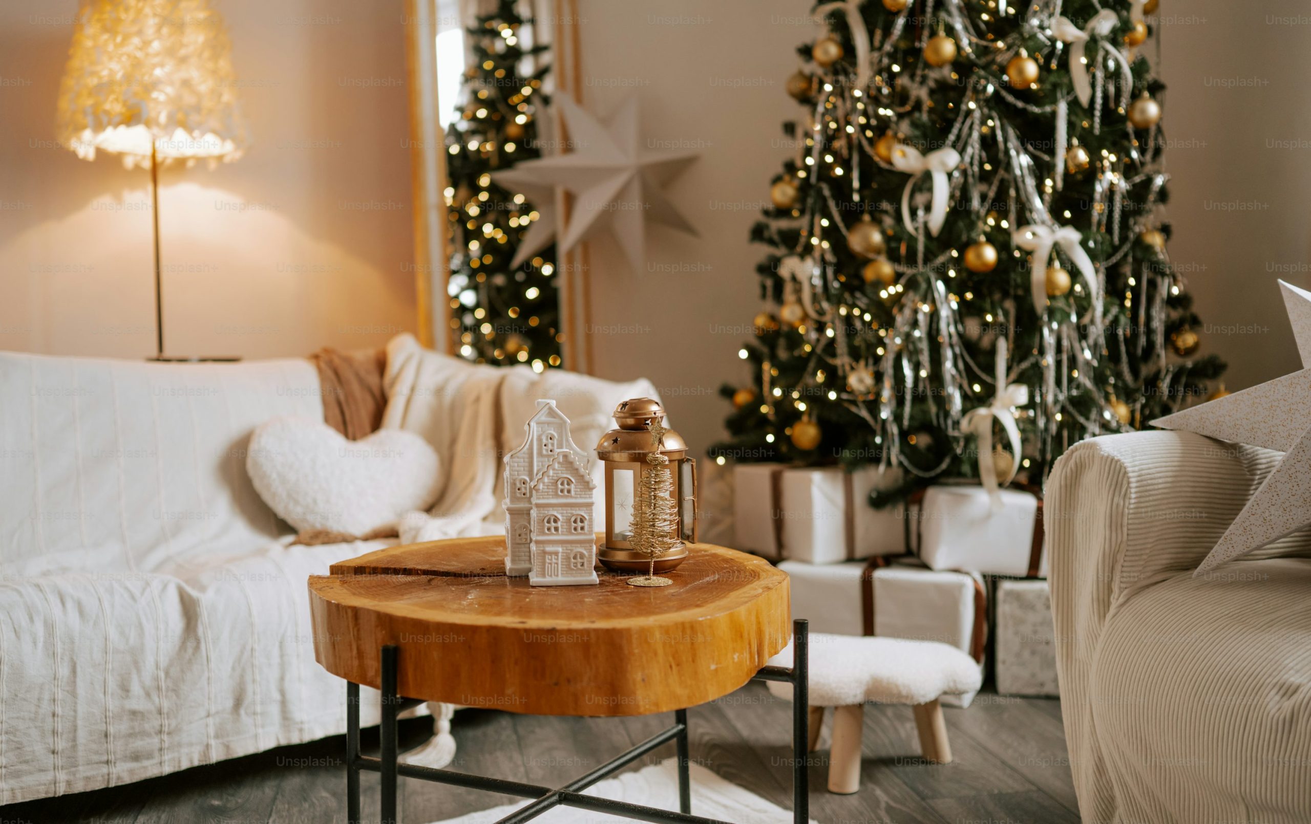 Cozy living room decorated for christmas with a tree - Photo on Unsplash+