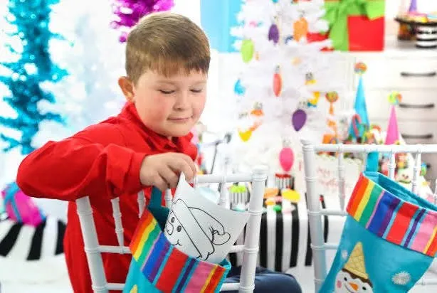 Create a Candy-Themed Christmas Table for Kids | HGTV