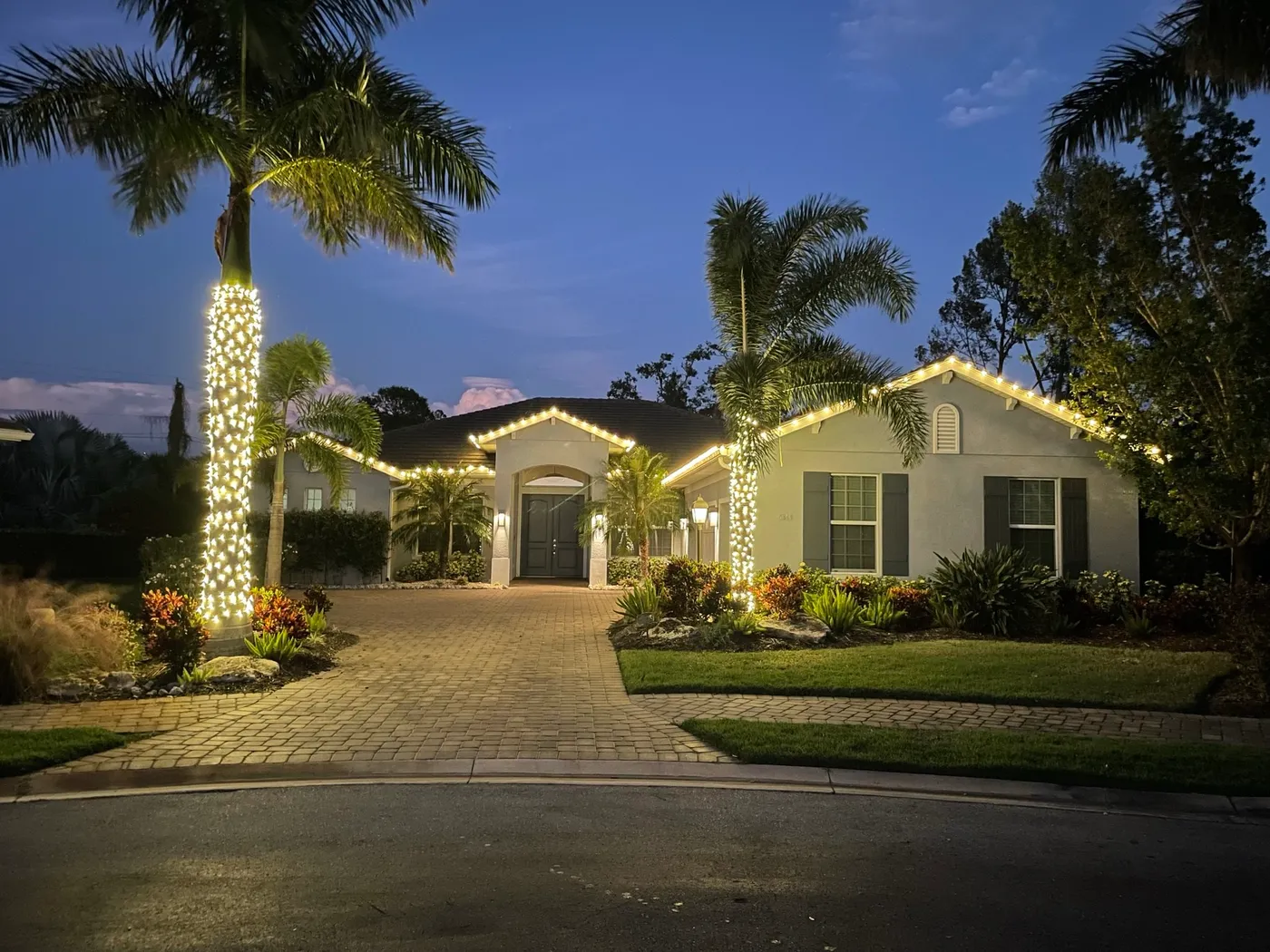 Custom Home Outdoor Lighting Sarasota, FL | Exterior Lighting — Sarasota Holiday  Lighting