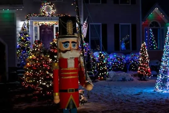 Deck the halls? Deck the whole neighborhood. Richmond area locale outshines  with holiday lights display. - Homes.com News