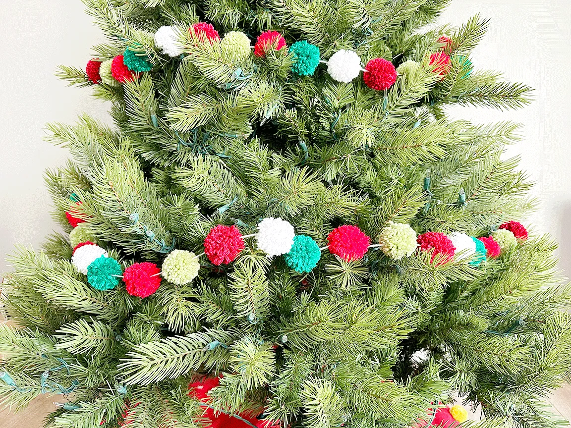 Deck the Halls with a Felt Christmas Garland – Mary Martha Mama