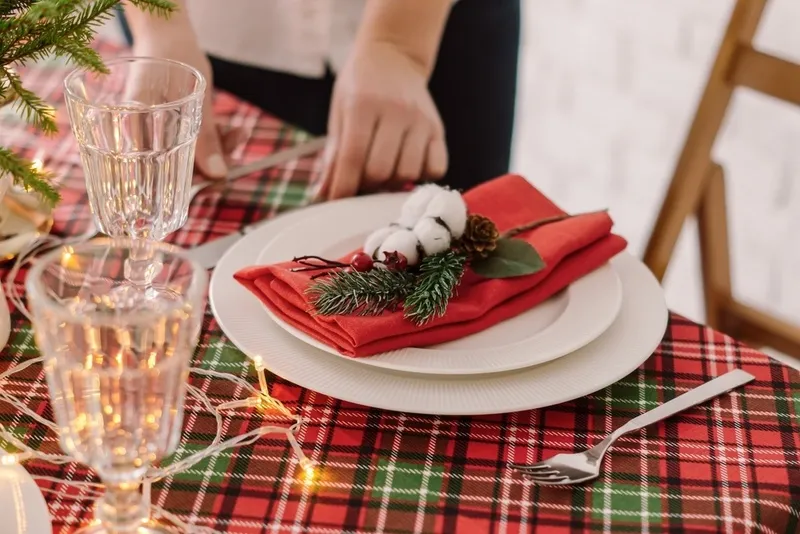 Decorate the Christmas Table With Natural Materials - Lacoste Garden Centre  webshop | Winnipeg