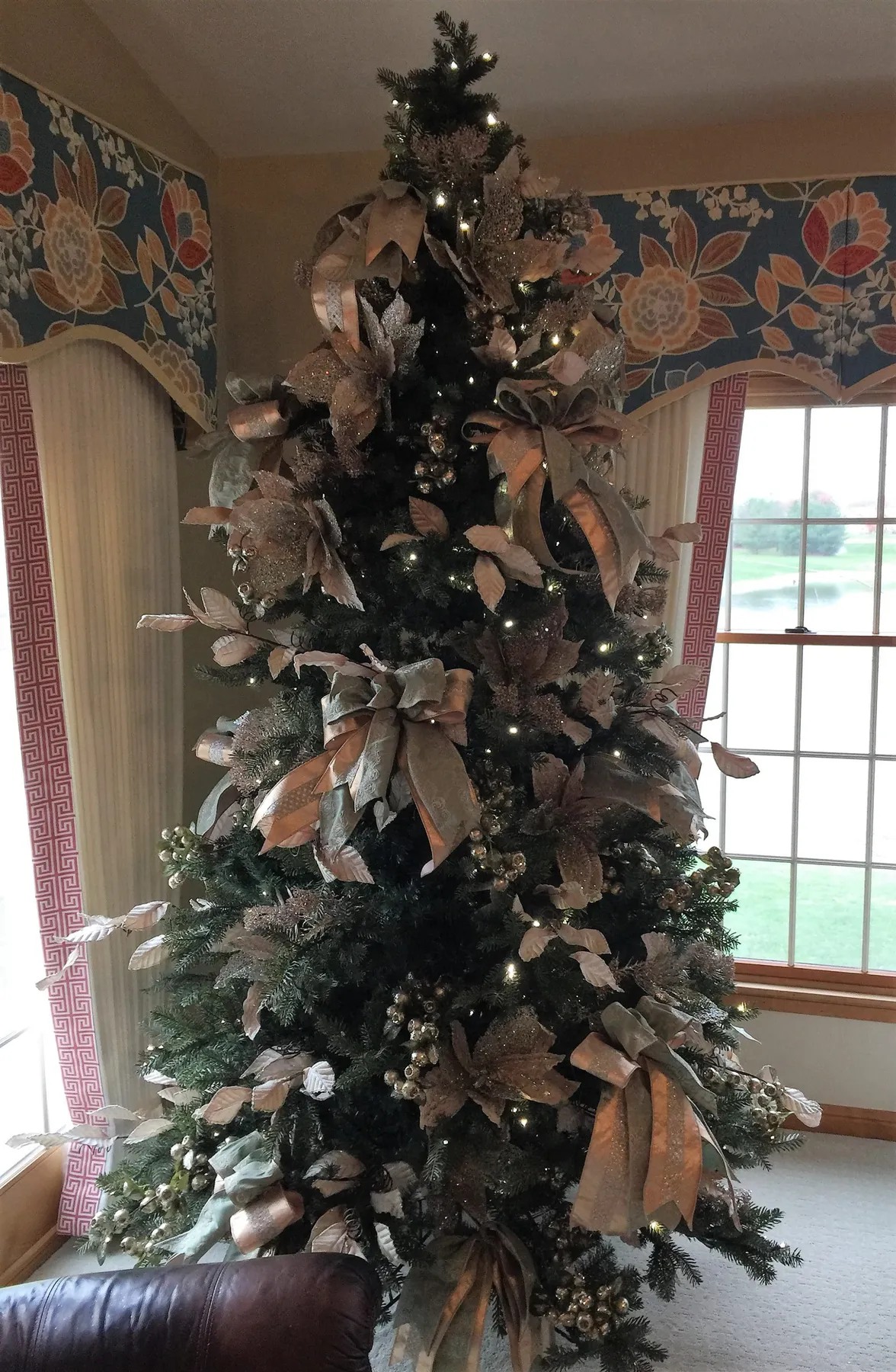 Decorate Your Christmas Tree Like an Interior Designer in 7 Steps - JSB  Designs