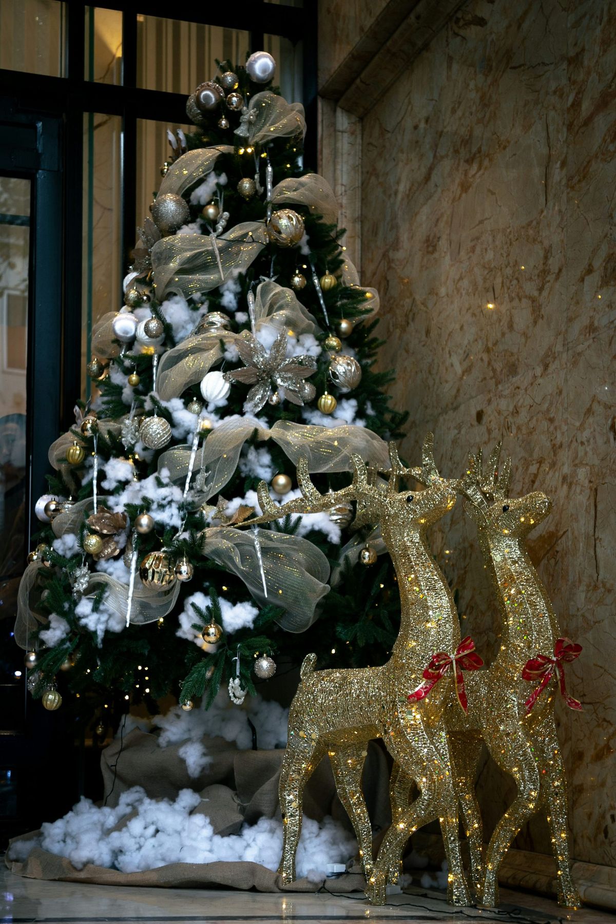 Decorated christmas tree with sparkling reindeer - Free Photo on Unsplash
