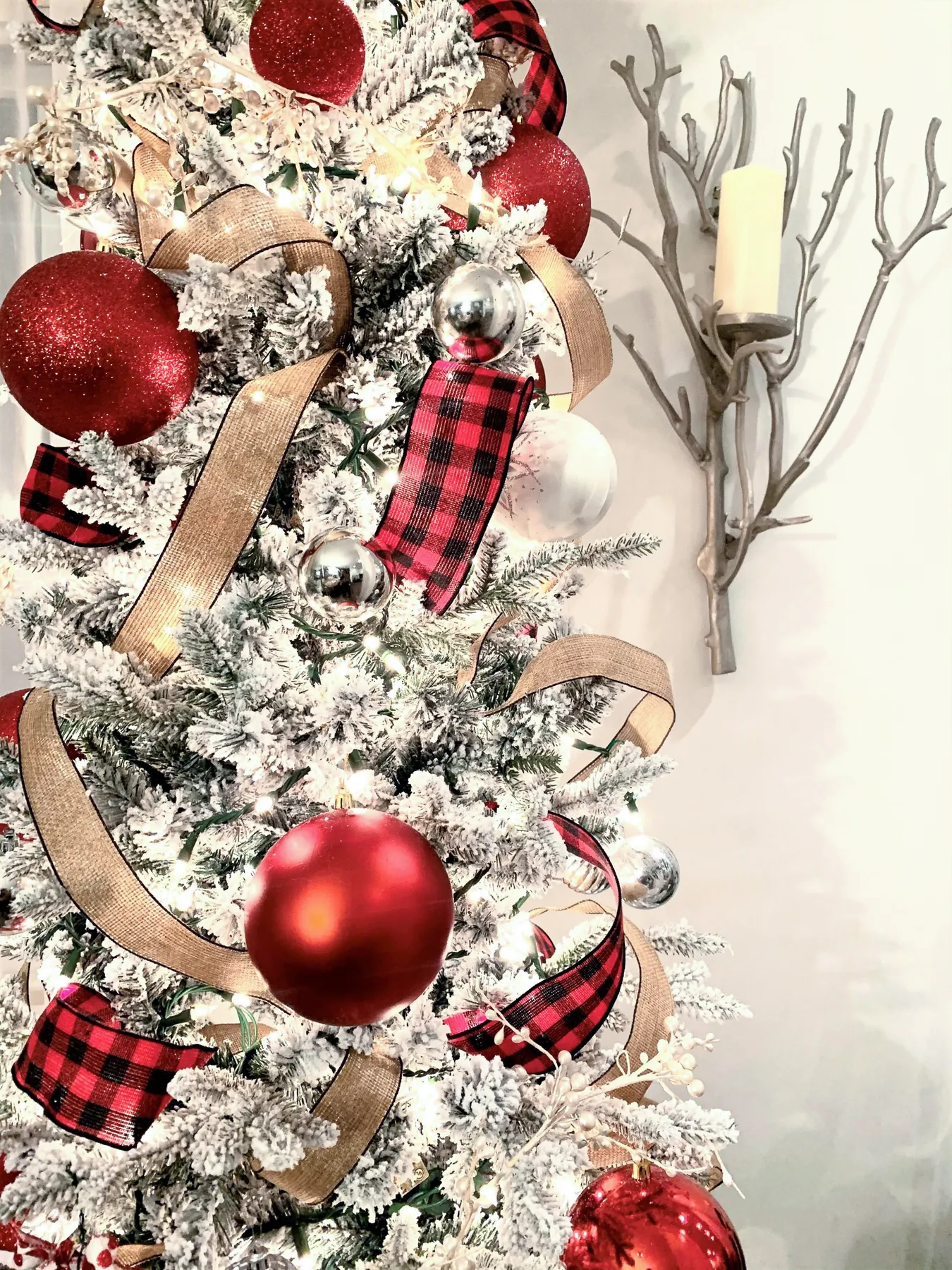 Decorated Flocked Christmas Tree Decorating A Flocked Christmas Tree