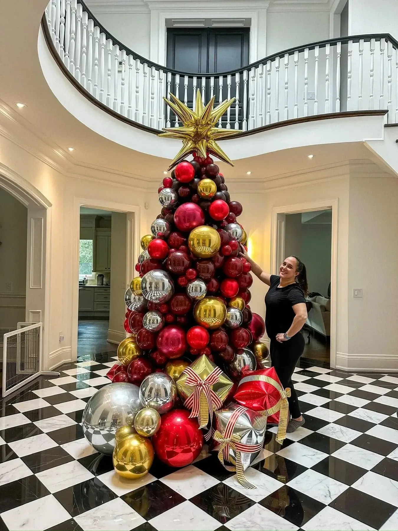 Deluxe Christmas Tree - Customizable Holiday Decor for Events – Balloon Duet, Inc