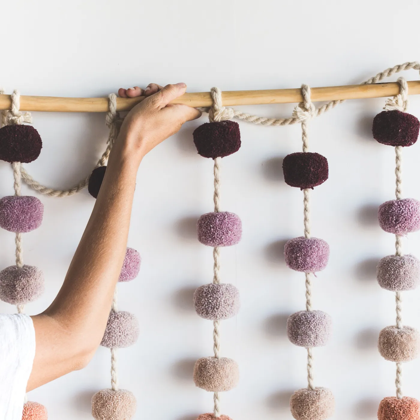 DIY Rainbow PomPom Wallhanging | Mamallamallama on the weekly Pom Pom Rainbow wall decor