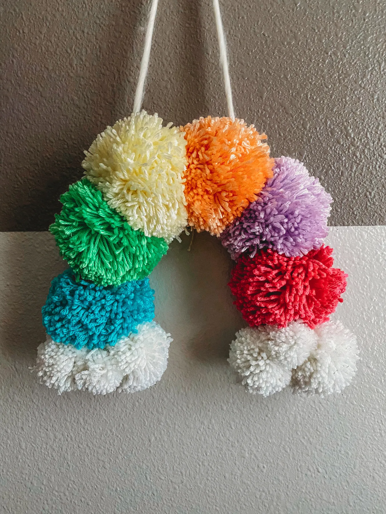 DIY Rainbow PomPom Wallhanging | Mamallamallama on the weekly Pom Pom Rainbow wall decor