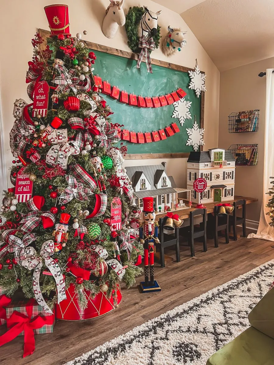Easy and Inexpensive Ways to Decorate Bedrooms for the Holidays -