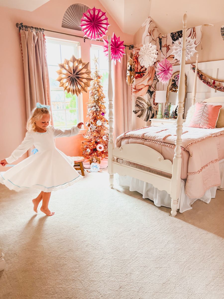 Easy and Inexpensive Ways to Decorate Bedrooms for the Holidays -