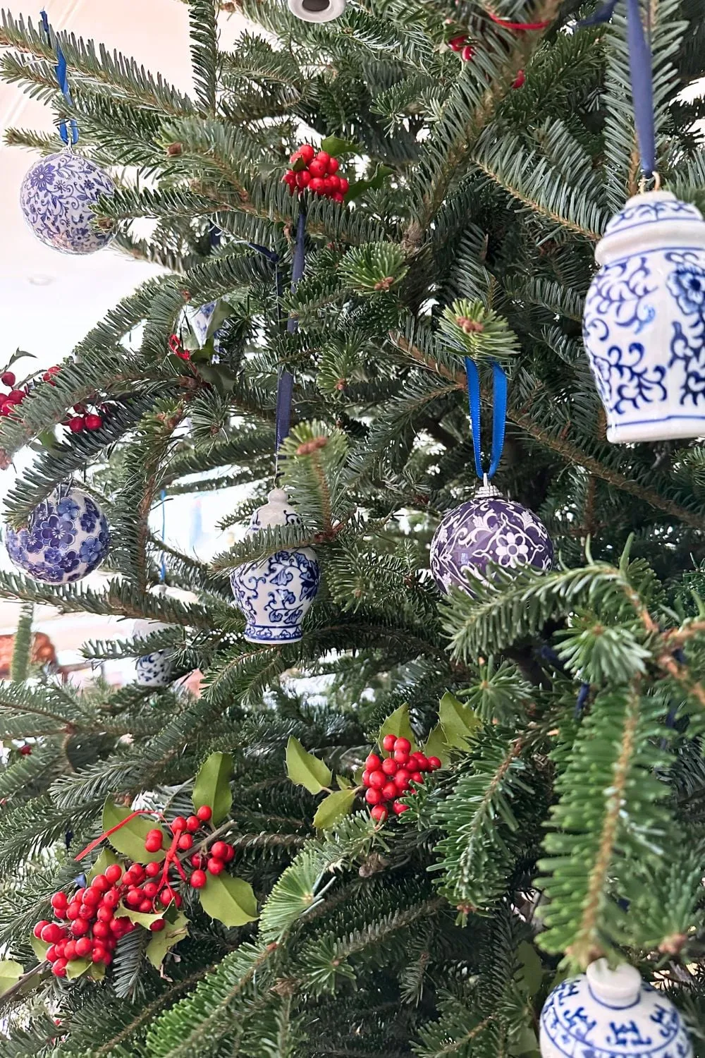 Easy Red and Blue Chinoiserie Christmas Tree Decor - Suburbs 101