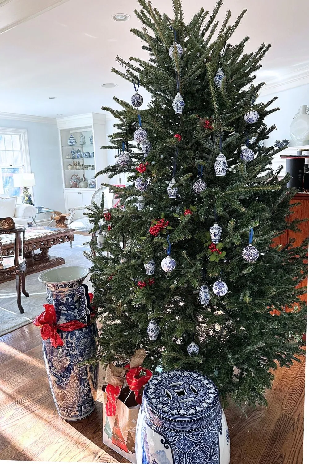 Easy Red and Blue Chinoiserie Christmas Tree Decor - Suburbs 101