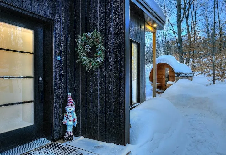 Fall escape • Jacuzzi • Barrel sauna • Dog spa - Houses for Rent in La  Conception, Quebec, Canada - Airbnb