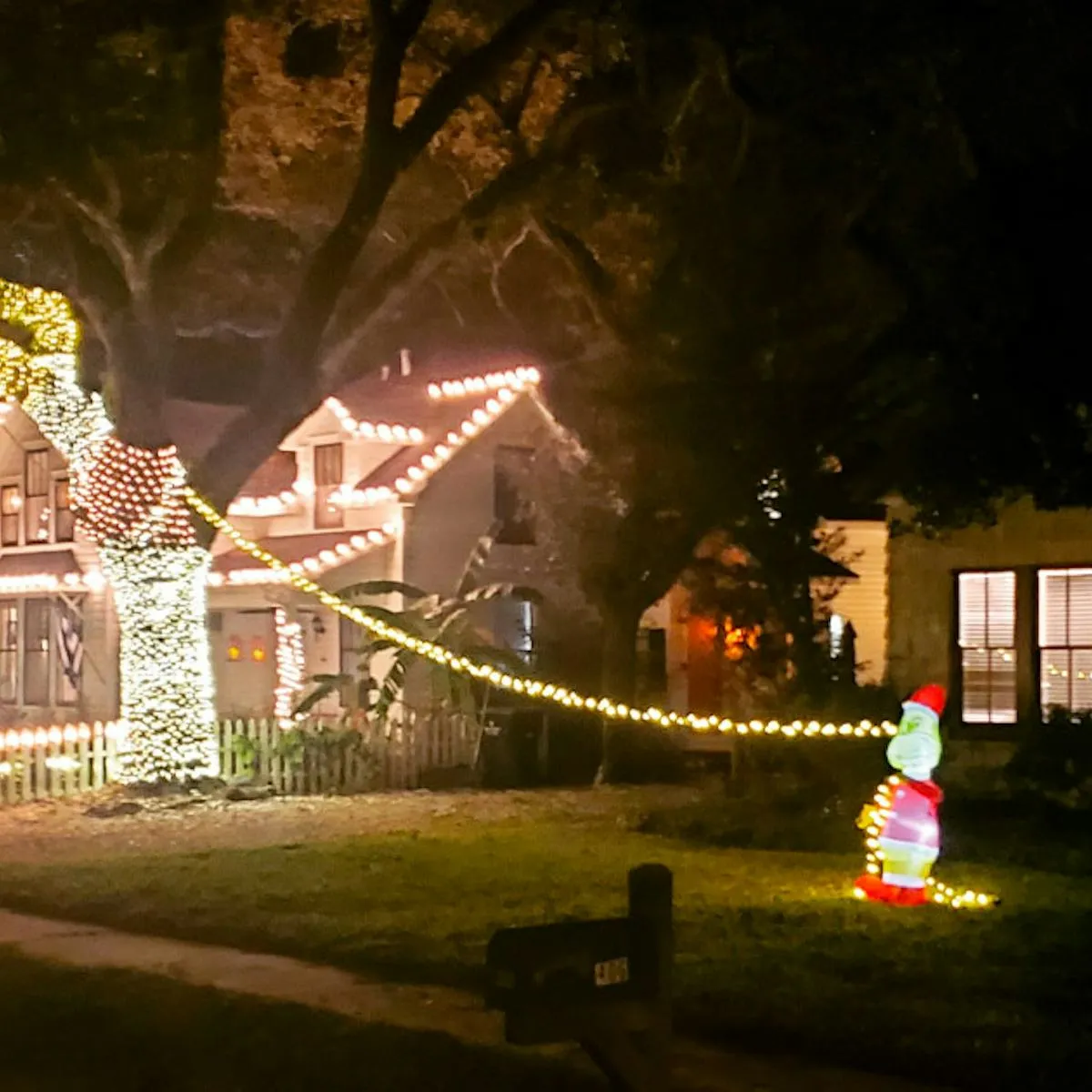 Feel-Good Viral Post Highlights Neighborly Christmas Light Cooperation