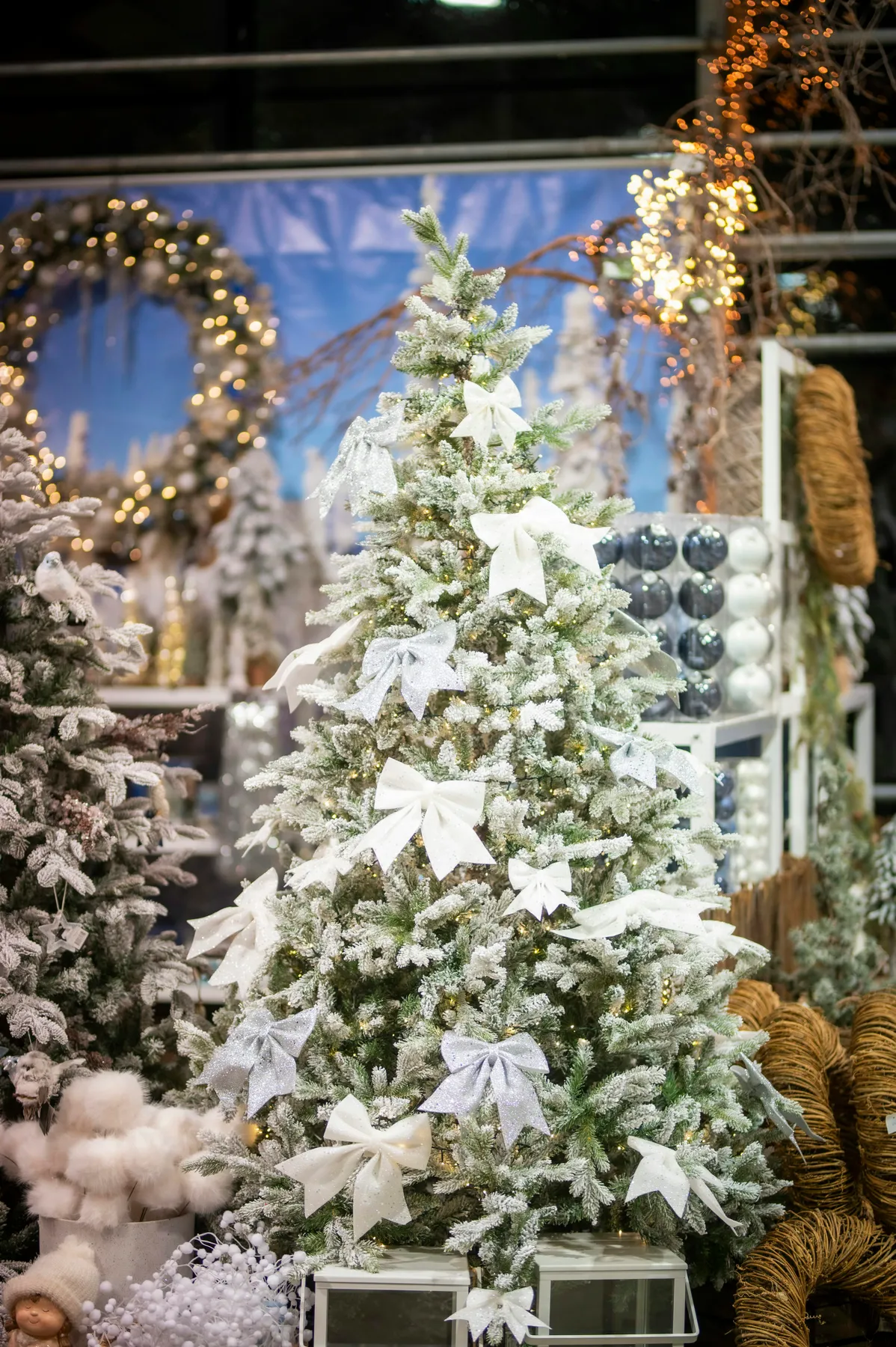 Flocked christmas tree decorated with white bows. photo – Free Christmas  Image on Unsplash