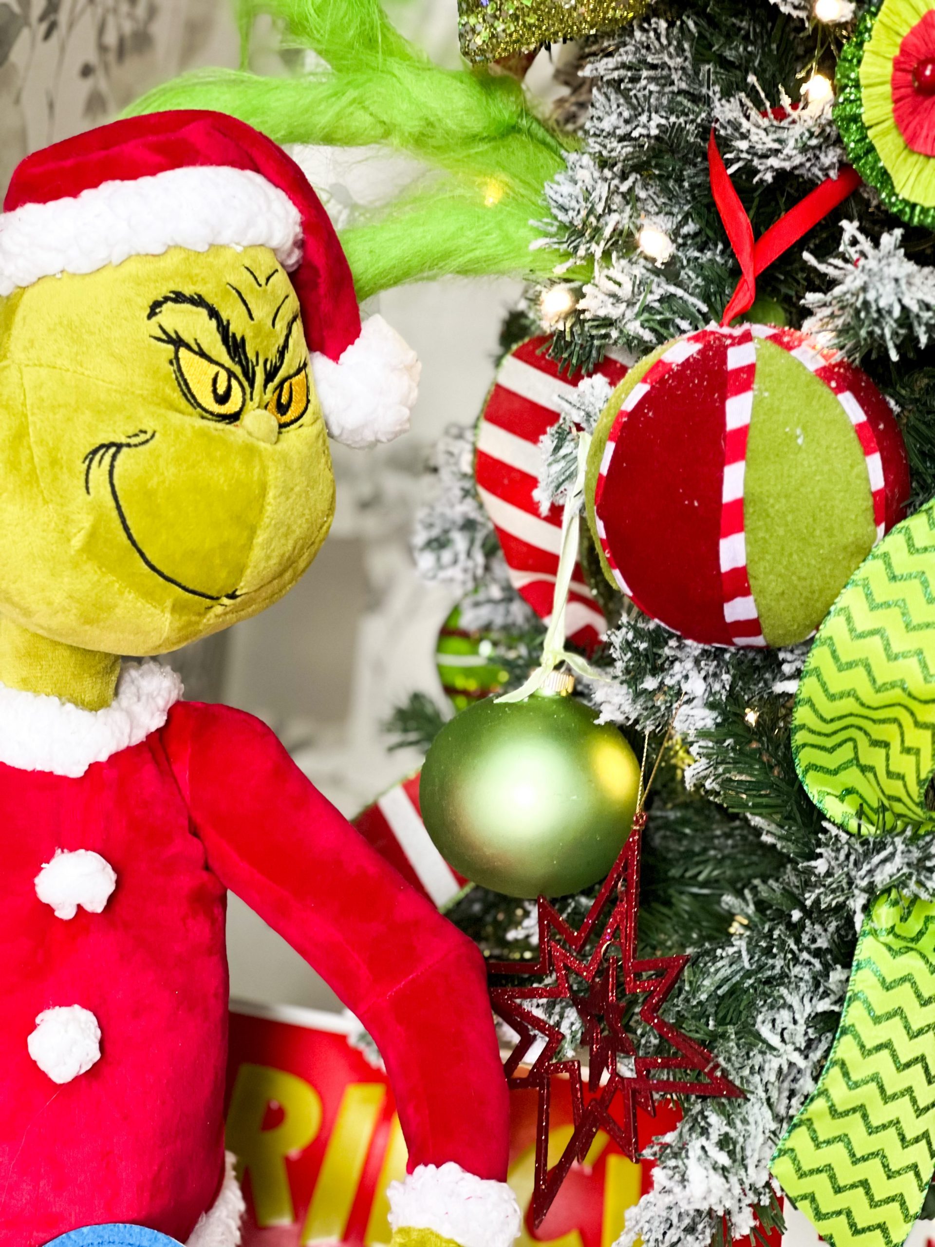 grinch-themed-tree-whimsical3 -