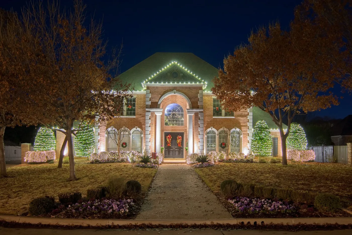 Guide to Installing Christmas Lights with Layering - Decorator's Warehouse