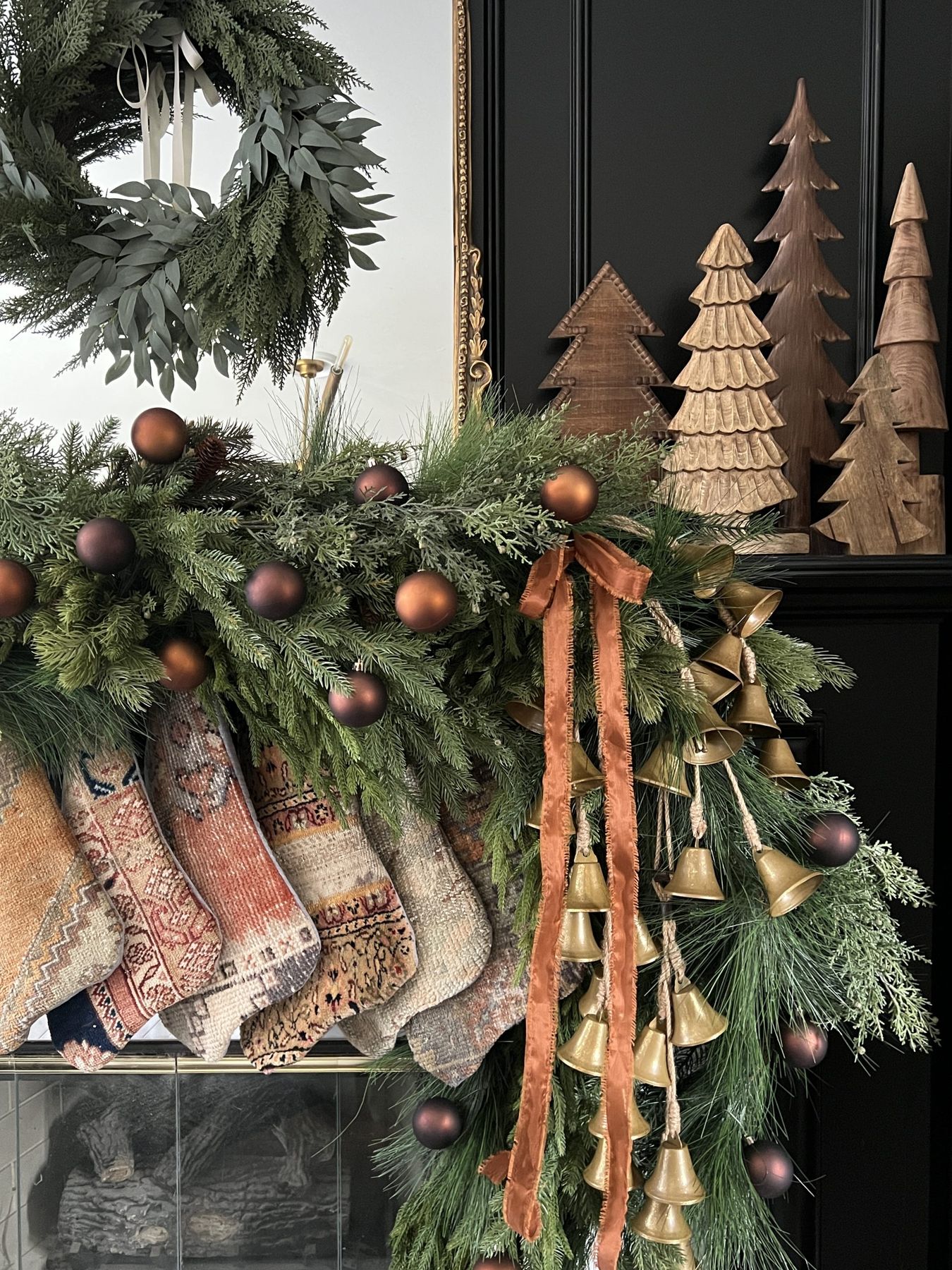 Holiday Mantel 2022 - Haneen's Haven
