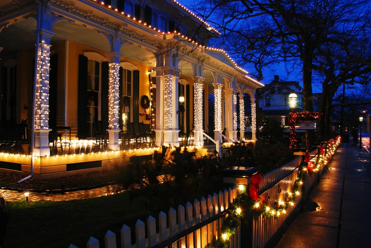 Holiday Outdoor Lighting Services – Brothers Painting JJ, LLC